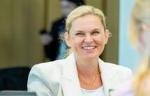 Mimo rosnącej fali protestów, ministra Nowacka nie traci dobrego humoru