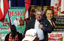 Tomasz Sakiewicz przed siedzibą TK
