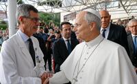 Papież Leon XIV wraca do zdrowia po operacji nowotworu. Lekarz ujawnia szczegóły