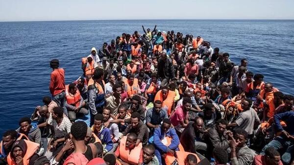 rekordowy napływ nielegalnych imigrantów na Wyspy Brytyjskie