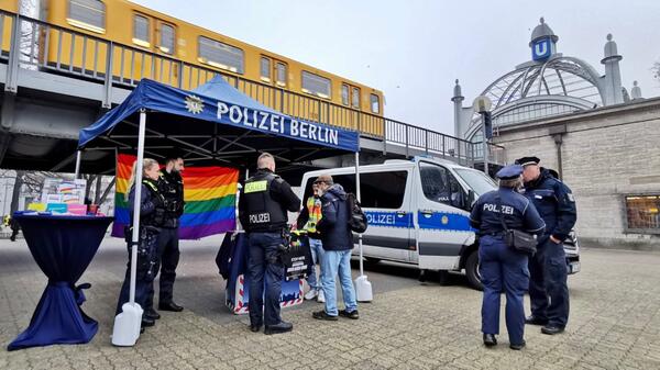 stoisko informacyjne Akademii Policyjnej w Berlinie