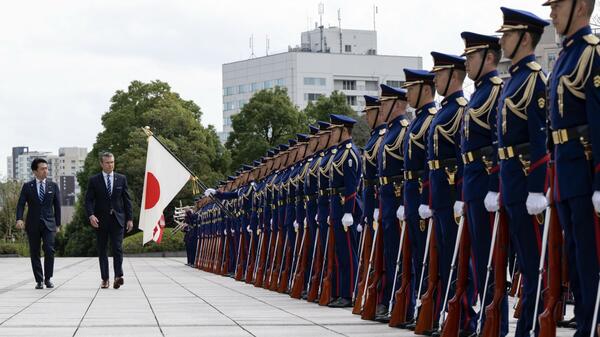 Shinjiro Koizumi i Pete Hegseth