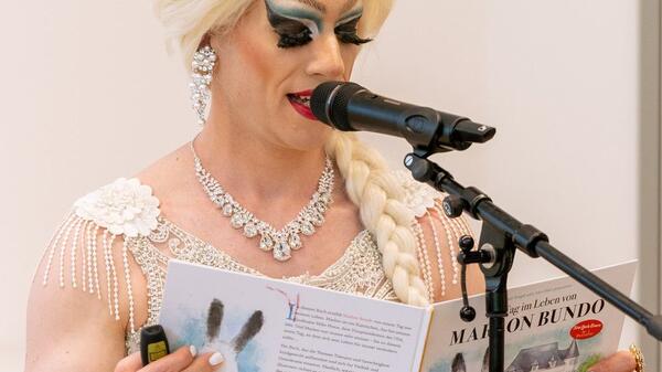 drag queen Vicky