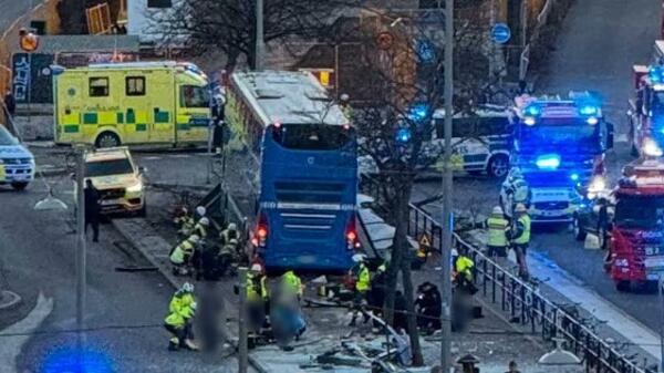 Śmiertelny wypadek w Sztokholmie. Autobus wjechał w przystanek