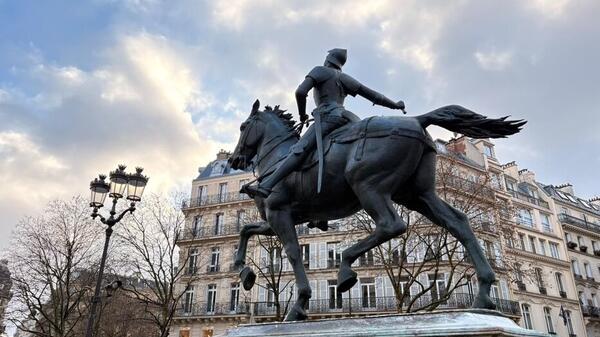 zniszczona statua Joanny d'Arc