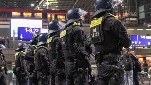 policja na dworcu centralnym Berlina