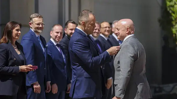 Karol Nawrocki wręczył odznaczenia samorządowcom