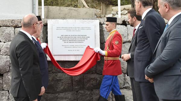 odsłonięcie tablicy pamięci ofiar