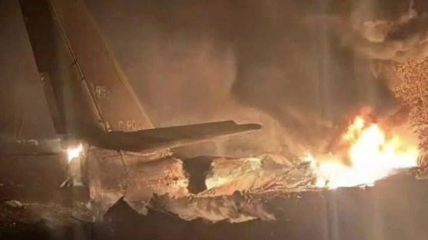 Rosyjski bombowiec strategiczny rozbił się przy lądowaniu. Sześciu członków załogi nie żyje