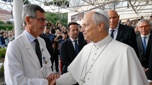 Papież Leon XIV wraca do zdrowia po operacji nowotworu. Lekarz ujawnia szczegóły