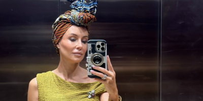 Małgorzata Rozenek z turbanem na głowie relacjonuje wyprawę do Afryki.