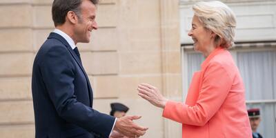 Macron skrytykował von der Leyen