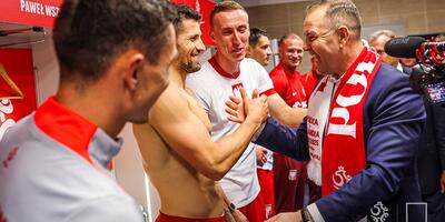 prezydent Karol Nawrocki u piłkarzy w szatni