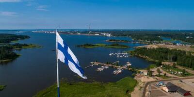 flaga na maszcie w Hamina, Finlandia