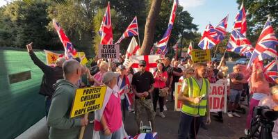 protest przed hotelem Britannia w Bournemouth w hrabstwie Dorset
