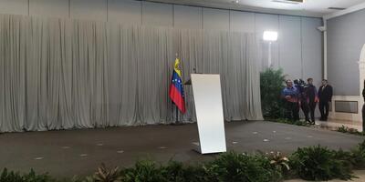 oczekiwanie na odczytanie komunikatu pod koniec spotkania między rządem a opozycją w Hotelu Melia w Caracas