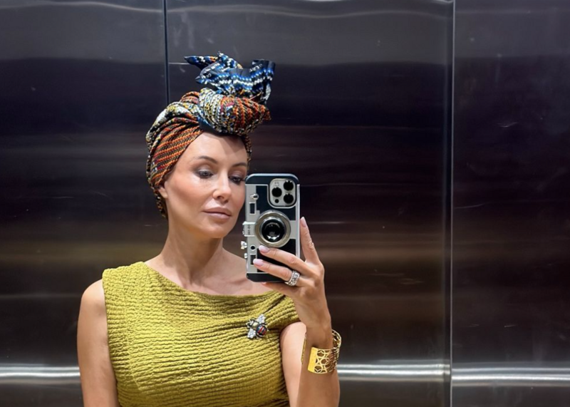 Małgorzata Rozenek z turbanem na głowie relacjonuje wyprawę do Afryki.