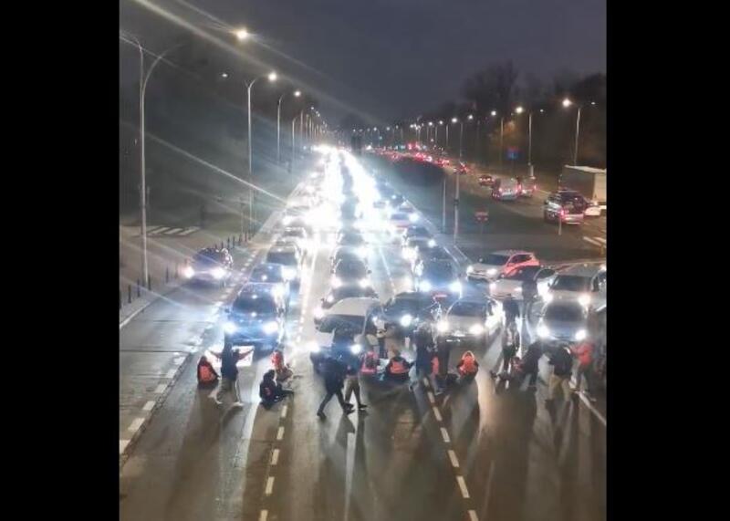 Aktywiści Ostatniego Pokolenia kolejny raz zablokowali dzisiaj Wisłostradę