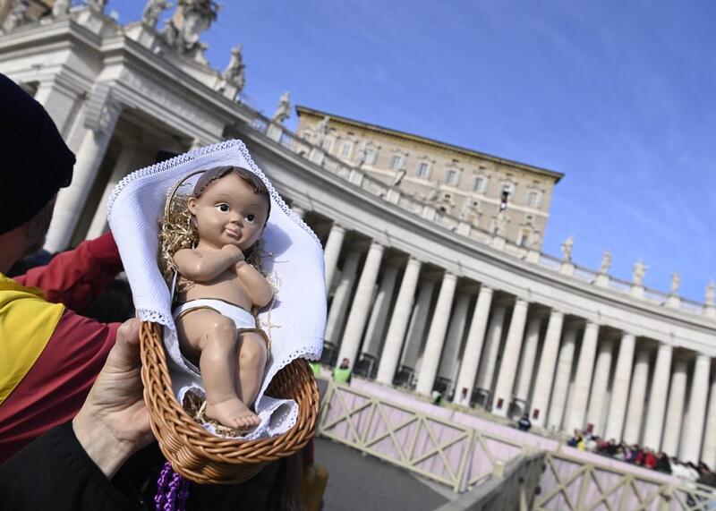 Papież Leon XIV i dzieci na Placu św. Piotra