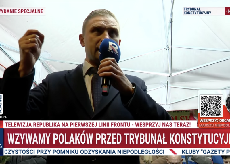 Robert Bąkiewicz przed TK: „Musimy tutaj być, musimy trwać”. Apel o jedność i wsparcie prezydenta