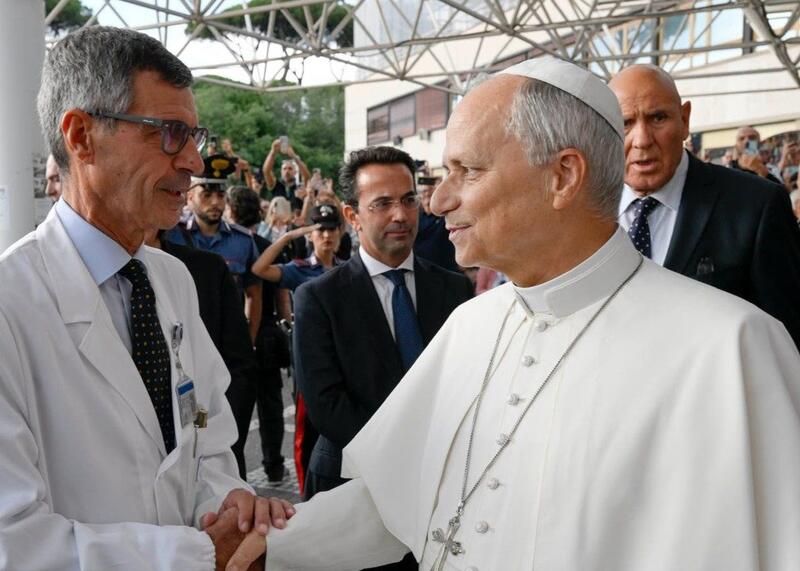 Papież Leon XIV wraca do zdrowia po operacji nowotworu. Lekarz ujawnia szczegóły